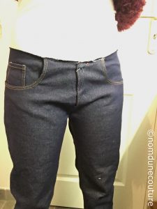 bec sur le devant du jean ajustement jean