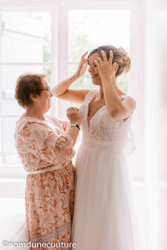 enfilage robe de mariée avec ma maman